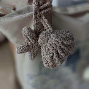 Set of 2 Crochet Bag Charms – Seashell and Starfish Keychains – Beige & White Ocean Accessories – Handmade Summer Purse Charms