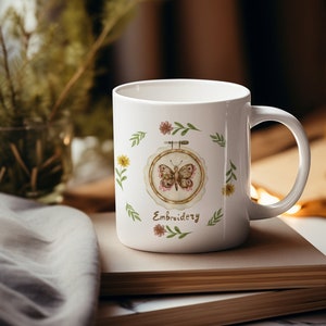 Taza blanca brillante con temática de bordado / Regalo de punto de cruz / Taza para abuela / Regalo para mamá / Regalo para bordadora