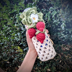 Strawberry Bottle Holder Bag / Cottagecore Fairy Crossbody Crochet Bottle Purse / Witch Accessory / Ren Faire Bag / Cute Purse / Teen Gift