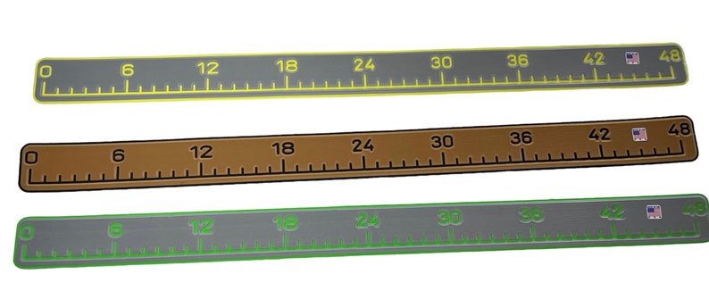 Pu&ograve; includere: Tre righelli piatti e rettangolari, lunghi ciascuno 122 cm. Il righello superiore &egrave; grigio scuro con segni gialli, quello centrale &egrave; marrone con segni neri e quello inferiore &egrave; grigio chiaro con segni verdi. Ognuno presenta una piccola bandiera.