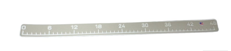 Pu&ograve; includere: Un metro a nastro flessibile di colore grigio con segni e numeri bianchi che vanno da 0 a 122 cm. Il nastro include un piccolo grafico della bandiera degli Stati Uniti vicino al segno dei 114 cm, con tacche bianche per misurazioni precise.