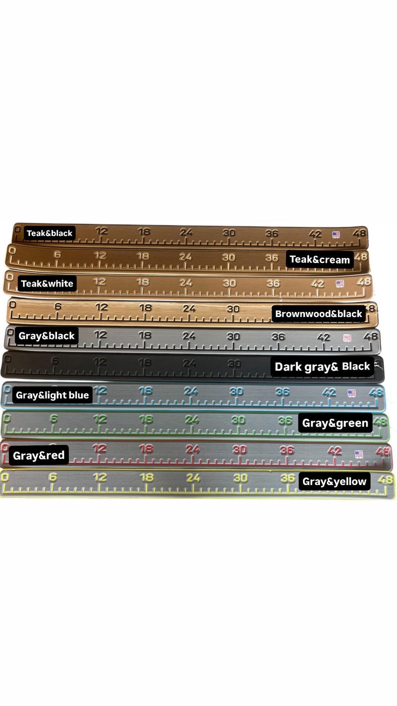 Pu&ograve; includere: Una collezione di dieci righelli rettangolari con varie combinazioni di colori ed etichette di testo tra cui Teak&black, Teak&cream, Teak&white, Brownwood&black, Gray&black, Dark gray&Black, Gray&light blue, Gray&green, Gray&red e Gray&yellow, tutti graduati fino a 122 cm.