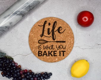 La vie est ce que vous faites cuire Trivet, Cadeau pour boulanger, Enseigne de jeu de mots de cuisine, Trivet en liège drôle, Cadeau de pendaison de crémaillère, Porte-pot gravé, Cadeau d’hôtesse