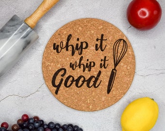 Drôle de trivet en liège, Whip It Good, Cadeau pour boulanger, Cadeau de pendaison de crémaillère, Cadeau de décoration intérieure, Porte-pot gravé, Cadeau d’hôtesse, Enseigne de jeu de mots de cuisine