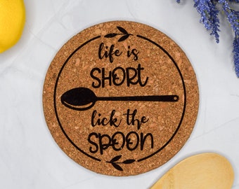 La vie est courte Léchez la cuillère, Drôle de trivet en liège, Cadeau pour boulanger, Cadeau de pendaison de crémaillère, Porte-pot gravé, Cadeau d’hôtesse, Enseigne de jeu de mots de cuisine
