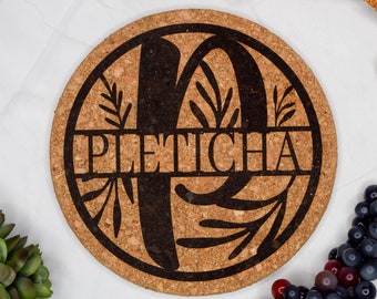 Trivet en liège personnalisé, Monogram Hot Pad, Porte-pot personnalisé, Hot Pad, Décor de cuisine, Cadeau de pendaison de crémaillère, Porte-pot gravé, Cadeau d’hôtesse