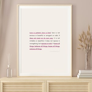 Può includere: Un poster da parete stampabile con sfondo bianco e testo nero. Il testo è una citazione sull'amore da 1 Corinzi 13:4-7. La citazione recita: "L'amore è paziente, l'amore è benevolo. L'amore non è invidioso, non si vanta, non si gonfia d'orgoglio, non è scortese, non cerca il proprio interesse, non si irrita, non tiene conto del male ricevuto. Non si rallegra dell'ingiustizia, ma si rallegra della verità. Tutto sopporta, tutto crede, tutto spera, tutto sopporta."