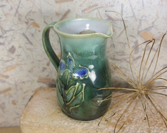 Studio Art Pottery Green Glazed Creamer avec fleurs d’iris bleu gaufré / marqué