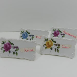 Set mit 4 weißen Keramik-Tischkarten mit Vintage-Blumen - Tischdekorations-Namensschilder mit Ständer und dekorativer Bordüre