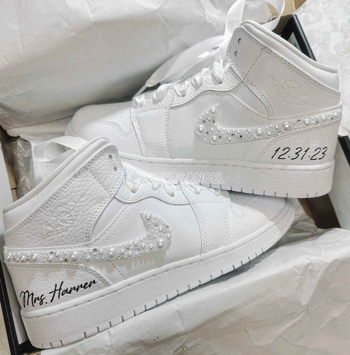 Zapatillas Air Jordan 1 Mid blancas con cristales de Swarovski y perlas para novias.