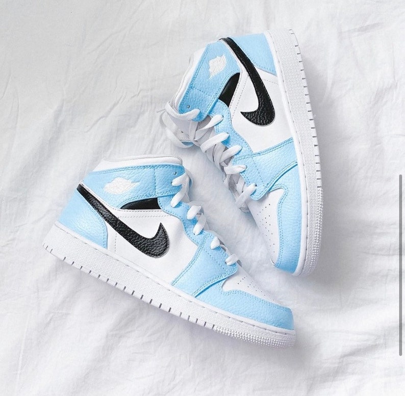 nike shoes with blue swoosh