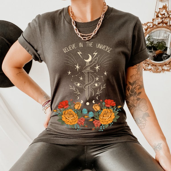 Mystisches Schlangen T-Shirt mit Blumen, rockiges Boho T-Shirt, himmlisches Mond und Sterne T-Shirt im Vintage Stil
