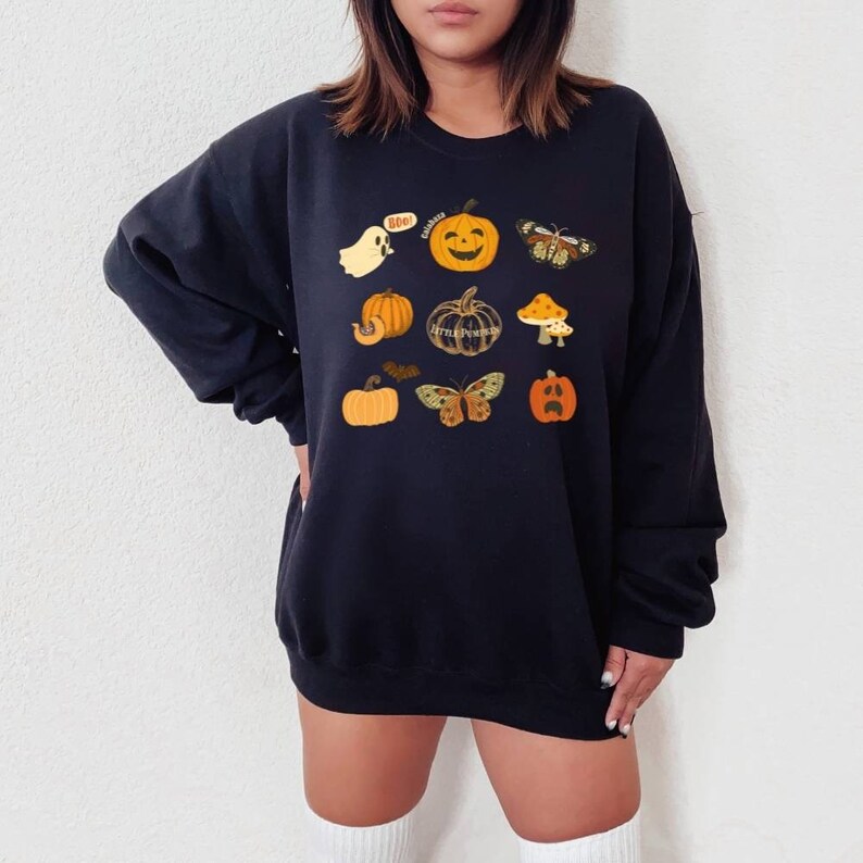 Może przedstawiać: Czarna bluza z nadrukiem o tematyce Halloween z dyniami, duchem, motylem i tekstem "Boo!" i "Little Pumpkins".