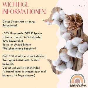 Może przedstawiać: Ważne informacje o bluzie wykonanej z 50% bawełny i 50% poliestru. Tekst głosi: "Ta bluza jest czymś wyjątkowym!" i zawiera szczeg&oacute;łowe informacje o składzie tkaniny i kroju. Obraz zawiera r&oacute;wnież zbliżenie na kulki bawełny.