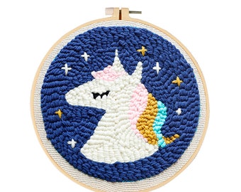 Punch Needle Kit “Magisches Einhorn“ / Starter Set / Komplett mit Stickrahmen, Vorlage, Stanznadel, Wolle und Schere / Perfekt für Anfänger