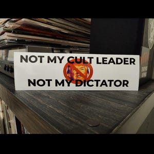 反トランプバンパーステッカー：「私の独裁者じゃない」（3インチ×10インチ）防水デカール