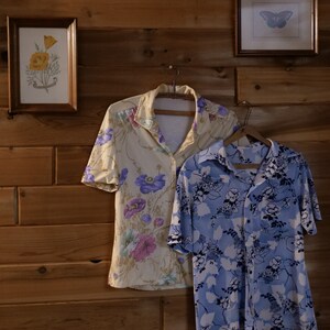 Vintage 1970s Button Up Shirt Bundle Women's Size S Two Piece Floral Print Pattern Collared Short Sleeve Shirt 2 Retro Blouse Thrift Bundle