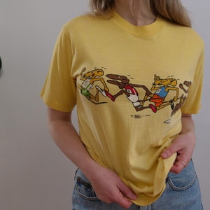 Vintage Graphic T Shirt Women's S M / 70s Funky Crewneck Tee / Yellow Single Stitch Shirt Crew Neckline Short Sleeve Thrift Retro 1970s Top