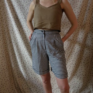 Vintage High Waisted Shorts Women's Size S 27 28 inch Waist US 4 6  Retro Houndstooth Dogtooth Minimalist Black and White Shorts Sustainable