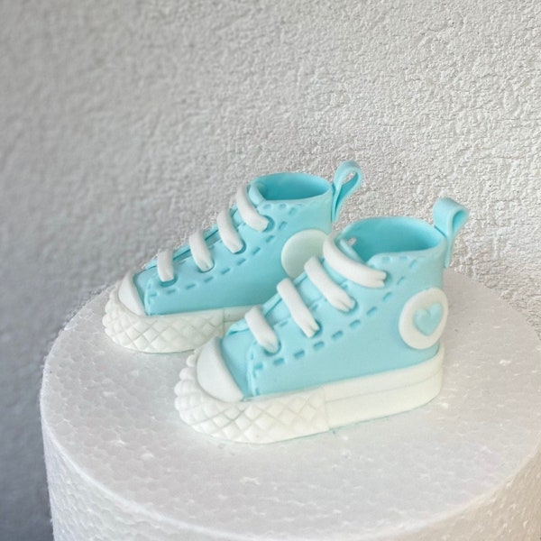 Conjunto de topper de pastel de zapatos de bebé - zapatos de fondant - entrenadores de bebé en color rosa/azul bebé - Él o ella-Niño o niña - género revelan toppers de pastel comestibles