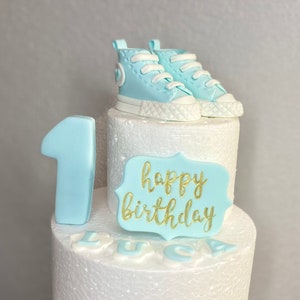Taarttopper babyslofjes - taart babyjongen - fondantschoenen in babyblauw - babyshower - fijne verjaardag babyjongen - geslachtsbepaling