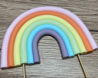 Handgemaakte pastelkleurige regenboogtaarttopper, eerste verjaardagsdecoratie, fondantkunst