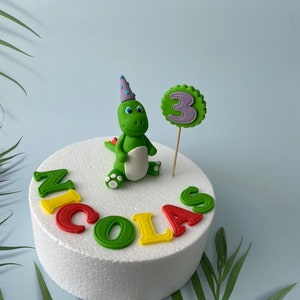 Decorazione per torta a forma di dinosauro in pasta di zucchero - Dinosauro commestibile - Set di decorazioni per torta a forma di dinosauro commestibile - Torta di compleanno - Festa di compleanno a tema dinosauro - Nome, numero ed età