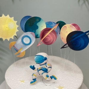Taarttoppers met planeten en sterren - Voorgesneden eetbare wafelkaartdecoraties - Verjaardagstaart met ruimtethema - Taartdecoratie van ruimtewafelpapier