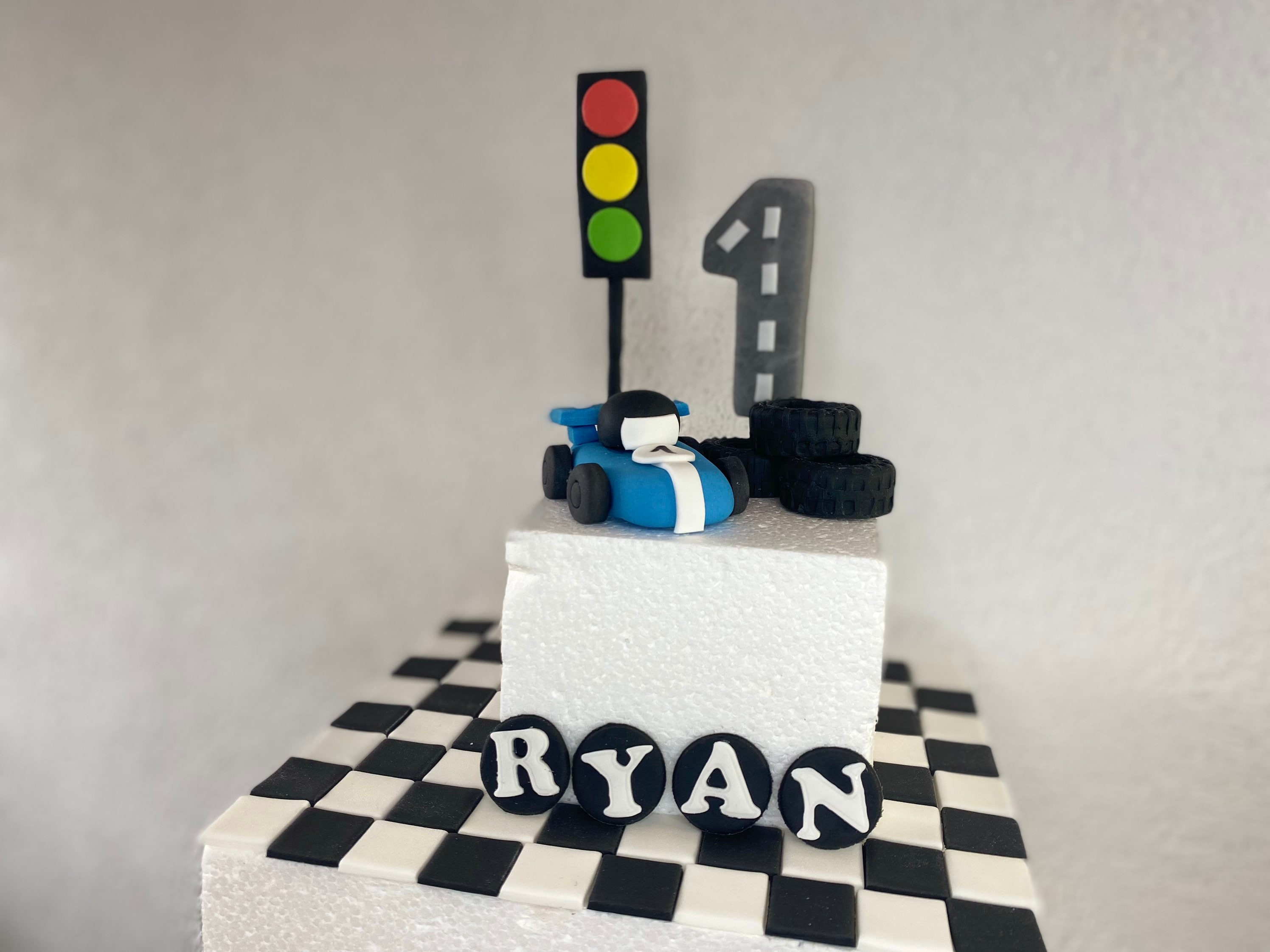 Decorazione personalizzata per torta a forma di auto da corsa con bambino come pilota principale, torta di compleanno per piloti. 926CT - Italia