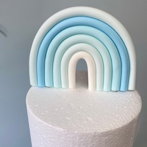 Décoration de gâteau arc-en-ciel bleu - arc-en-ciel fondant comestible dans des couleurs bleu pastel pour un gâteau d'anniversaire, de baptême ou de baby shower