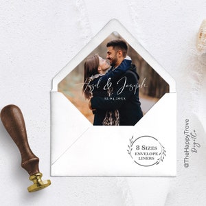 Puede incluir: Sobre blanco con una foto impresa de una pareja abrazándose en el interior. El sobre tiene los nombres "Hazel & Joseph" y la fecha "12.04.20XX" impresos. Un sello de cera marrón y un rollo de cinta blanca también están en la imagen.