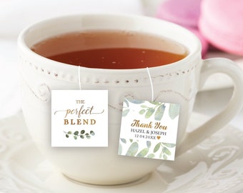 Puede incluir: Dos etiquetas cuadradas para bolsitas de té con un diseño de acuarela de hojas verdes. Una etiqueta dice "The perfect blend" con letras doradas y la otra etiqueta dice "Thank you Hazel & Joseph 12.04.20XX" con un pequeño corazón.