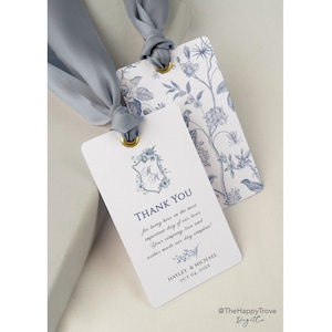 Médaillon de remerciement jardin à la française bleu régence VICTORIA Médaillon de remerciement bleu poussiéreux de Chinoiseries de jardin à la française Modèle d'étiquette de remerciement Bridgeton de toile française