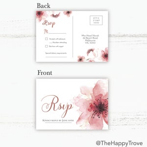K&ouml;nnte beinhalten: Eine rosafarbene und wei&szlig;e Blumen-RSVP-Karte mit dem Text "Rsvp" in kursiver Schrift. Die Karte hat einen Abschnitt, in dem der Gast angeben kann, ob er an der Veranstaltung teilnimmt, und einen Platz f&uuml;r besondere Ern&auml;hrungsanforderungen. Die R&uuml;ckseite der Karte enth&auml;lt die Adresse des Empf&auml;ngers und einen Platz f&uuml;r eine Briefmarke.