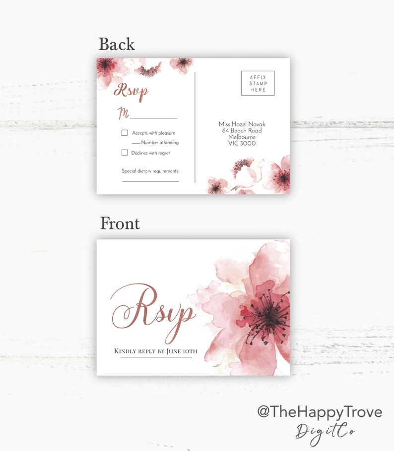 K&ouml;nnte beinhalten: Eine rosafarbene und wei&szlig;e Blumen-RSVP-Karte mit dem Text "Rsvp" in kursiver Schrift. Die Karte hat einen Abschnitt, in dem der Gast angeben kann, ob er an der Veranstaltung teilnimmt, und einen Platz f&uuml;r besondere Ern&auml;hrungsanforderungen. Die R&uuml;ckseite der Karte enth&auml;lt die Adresse des Empf&auml;ngers und einen Platz f&uuml;r eine Briefmarke.