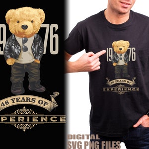 Puede incluir: Una camiseta negra con un osito de peluche marrón que lleva una chaqueta de cuero y gafas de sol. El texto "1976" y "46 Years of Experience" está impreso en la camiseta.