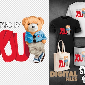 Può includere: Un download digitale di un design grafico con un orsacchiotto che indossa una camicia blu e pantaloni kaki. L'orso è in piedi accanto alle parole "Stand By You" in rosso. Il design è disponibile nei formati SVG e PNG.