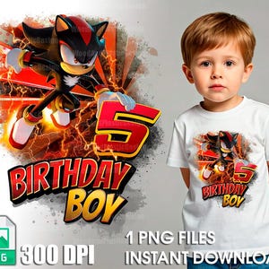 Może przedstawiać: Biała koszulka z grafiką przedstawiającą czarną i czerwoną postać z gry wideo, cyfrę 5 i napis "Birthday Boy".