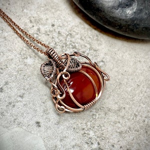 Colar de abóbora de cornalina com fio enrolado, joias de outono, colar de Halloween, pingente de cornalina em cobre oxidado, joias de cristal feitas à mão