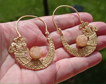 Orecchini placcati in oro oro cerchio con orecchini druzy fumosi rotondi, orecchini di pietre preziose penzolanti.gioielli in stile boho, orecchini a mezza luna, stile etnico