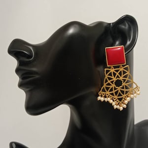 Flamenco earrings in gold-plated brass with coral in a square shape and starry filigree adorned with pearls, chandelier bridesmaid earrings