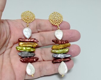 Pendientes de latón bañados en oro con perlas auténticas multicolor, pendientes de cuentas, pendientes artesanales, pendientes de perlas, pendientes multiperlas únicos