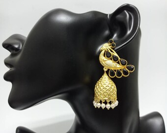 Pendientes de jhumka negros de pavo real hechos a mano, pendientes de latón chapado en oro con ágata negra facetada, pendientes artesanales, pendientes colgantes orientales