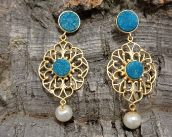 Boucle d'oreille druzy bleue plaquée or et perle, boucles d'oreilles de lustre en pierres précieuses artisanales, boucles d'oreilles géométriques,