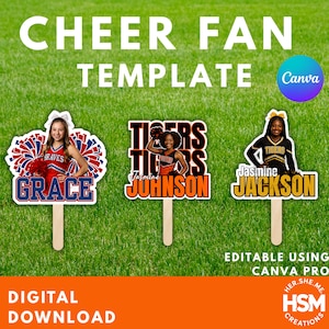 Op de afbeelding: Drie cheer fan-sjablonen op houten stokken. De sjablonen bevatten foto's van cheerleaders met hun namen. De tekst "CHEER FAN TEMPLATE" staat bovenaan. De woorden "DIGITAL DOWNLOAD" staan onderaan.
