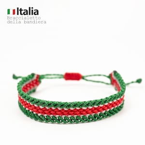 Puede incluir: Una pulsera tejida con los colores de la bandera italiana: verde, blanco y rojo. La pulsera tiene un cierre de nudo corredizo ajustable. El texto "Italia Braccialetto della bandiera" est&aacute; en la esquina superior izquierda.