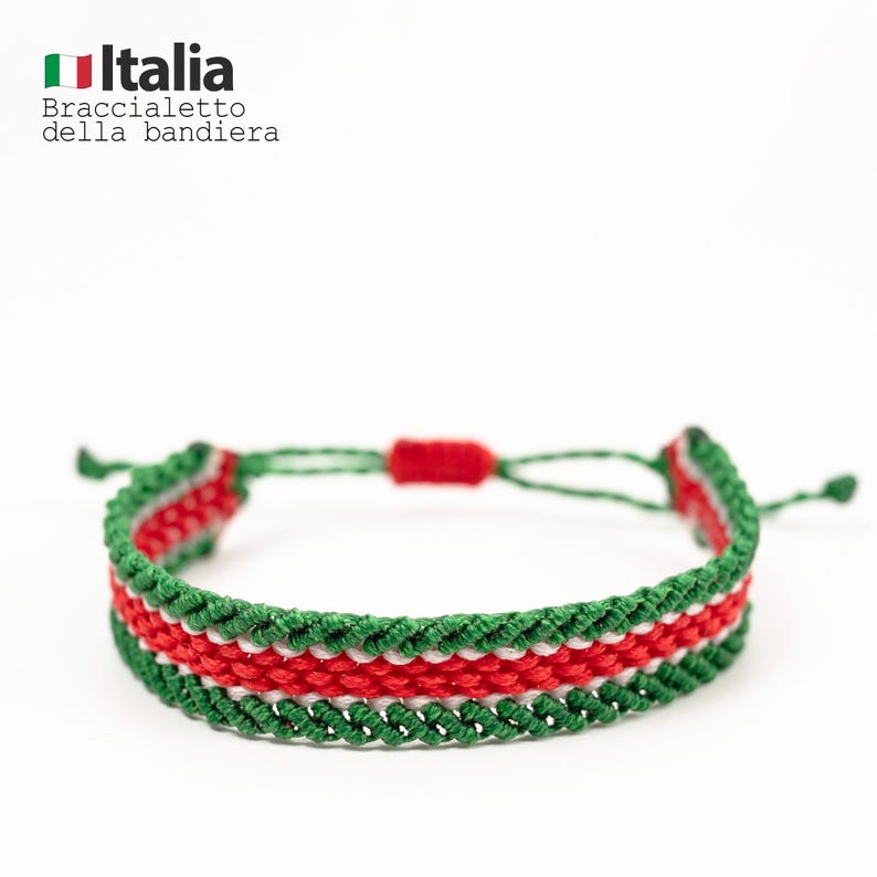 Puede incluir: Una pulsera tejida con los colores de la bandera italiana: verde, blanco y rojo. La pulsera tiene un cierre de nudo corredizo ajustable. El texto "Italia Braccialetto della bandiera" est&aacute; en la esquina superior izquierda.