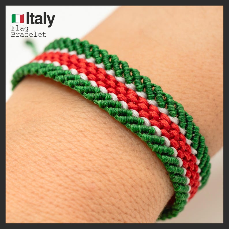 Puede incluir: Una pulsera tejida verde, roja y blanca, con el texto "Italy Flag Bracelet" en la esquina superior izquierda. La pulsera est&aacute; hecha de hilos tejidos y est&aacute; envuelta alrededor de una mu&ntilde;eca.