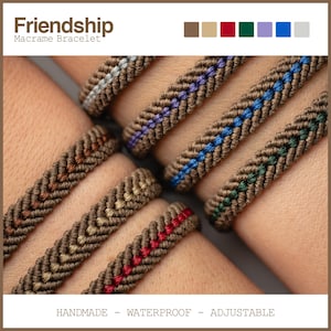 Może przedstawiać: Zestaw sześciu bransoletek przyjaźni z brązową podstawą i kolorowymi paskami. Bransoletki są regulowane i wodoodporne. Kolory to brązowy, czerwony, zielony, niebieski, fioletowy i szary.