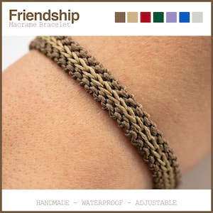 Puede incluir: Un brazalete de amistad marrón y beige hecho con nudos de macramé. El brazalete es ajustable e impermeable. El texto "Friendship Macrame Bracelet" es visible en la parte superior de la imagen.
